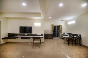TV a/nebo společenská místnost v ubytování Avenue 11 Premium Stays Madurai