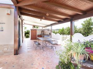 un patio al aire libre con mesa y sillas en Casa Vacanze Villa Calathatubi - Locazione turistica breve, en Alcamo Marina