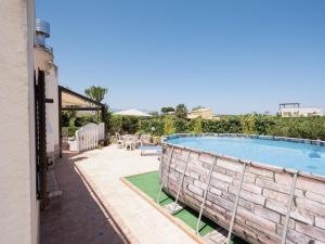 una gran piscina junto a una casa con patio en Casa Vacanze Villa Calathatubi - Locazione turistica breve, en Alcamo Marina