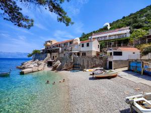 塞尔卡科德博格莫亚Robinson Lenka的一群人,在海滩上