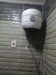 secador de pelo en la pared de un baño en Luxury studio, central location, very secure, en El Cairo