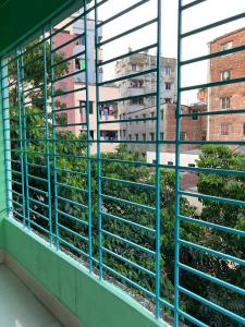 una finestra con vista sulla città di Mohammadia Restaurant & Guest House a Dhaka