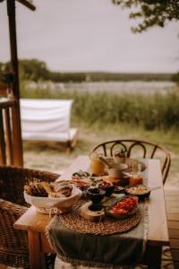 uma mesa de madeira com comida em cima em Freedolina Glamping em Łowyń