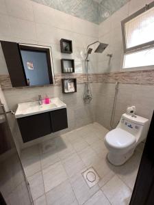 a bathroom with a toilet and a sink at شقة بمدخل خاص وجلسة خارجية ودخول ذاتي in Riyadh
