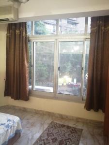 1 dormitorio con ventana y vistas a la calle en Luxury studio, central location, very secure, en El Cairo