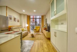 奥维多El loft de Berta - VUT 6221 AS的配有沙发和桌子的厨房和客厅