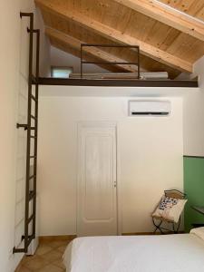 a bedroom with a bunk bed with a ladder at La stanza in giardino in Cava deʼ Tirreni