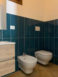 La salle de bains est pourvue de toilettes et d'un bidet. dans l'établissement La stanza in giardino, à Cava deʼ Tirreni