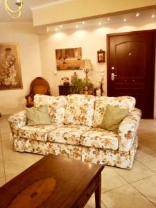 een woonkamer met een bank en een salontafel bij Nicole's home! in Nafpaktos