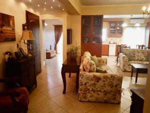 een woonkamer met een bank en een tafel bij Nicole's home! in Nafpaktos