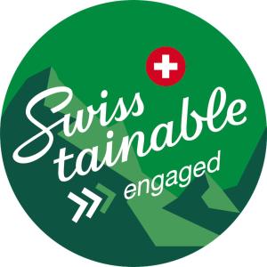 una señal verde con una cruz roja y las palabras virus ambulancia activada en Posthotel Rössli, en Gstaad