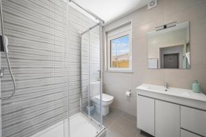 ein Badezimmer mit Dusche, Toilette und Waschbecken in der Unterkunft New Apartments Luiz I Bridge by Amber Star Rent in Vila Nova de Gaia + 36 Fotos