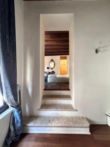 Postel nebo postele na pokoji v ubytování Truly Verona - Delle Erbe suites