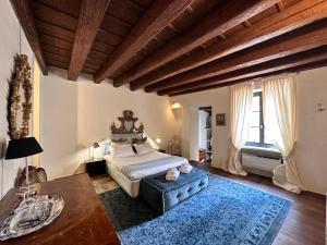 Postel nebo postele na pokoji v ubytování Truly Verona - Delle Erbe suites