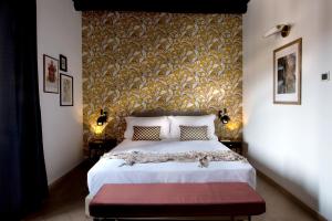 ナポリにあるLa Nova Bed and Museumの金色の壁紙が貼られた白いベッドのある寝室 +23枚の写真