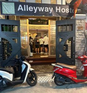 een scooter geparkeerd voor een steegje bij Alleyway Hostel in Ho Chi Minh-stad