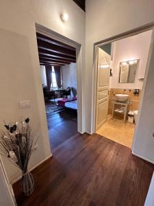 Postel nebo postele na pokoji v ubytování Truly Verona - Delle Erbe suites