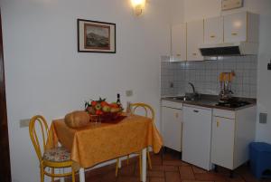una cocina con una mesa con un bol de fruta. en Agriturismo Iacchelli Armando B&B, en Velletri
