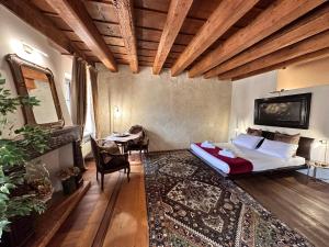 TV a/nebo společenská místnost v ubytování Truly Verona - Delle Erbe suites