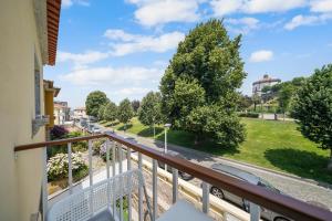 ein Balkon mit Blick auf eine Straße und Bäume in der Unterkunft New Apartments Luiz I Bridge by Amber Star Rent in Vila Nova de Gaia