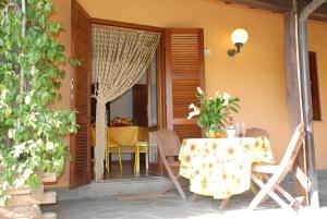 een tafel en stoelen op de veranda van een huis bij Agriturismo Iacchelli Armando B&B in Velletri