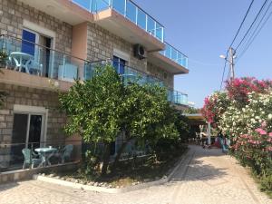 Vrt ispred objekta Villa Three Flags Bed & Breakfast
