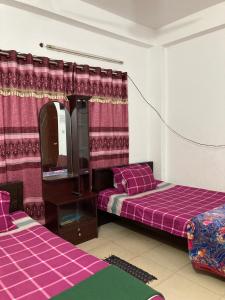 A bed or beds in a room at Mohammadia Restaurant & Guest House Near United Hospital