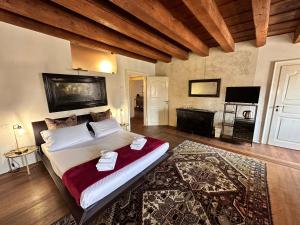 Postel nebo postele na pokoji v ubytování Truly Verona - Delle Erbe suites