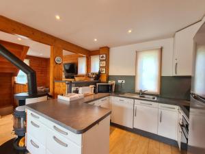 Kuchyň nebo kuchyňský kout v ubytování Chalet lumineux avec poêle à bois, WIFI gratuit, garage – 3 chambres, 2 sdb, terrasse sud, Hameau de Flaine - FR-1-425-117 + 17 fotografií