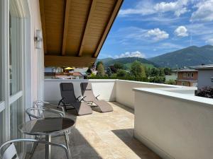 einen Balkon mit Stühlen und Bergblick in der Unterkunft Haus Krismer in Radstadt