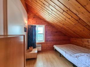 Postel nebo postele na pokoji v ubytování Chalet lumineux avec poêle à bois, WIFI gratuit, garage – 3 chambres, 2 sdb, terrasse sud, Hameau de Flaine - FR-1-425-117