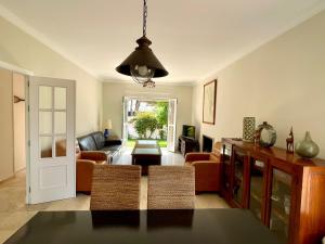 Chalet Oasis في نوفو سانكتي بيتري: غرفة معيشة مع أريكة وطاولة