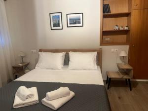 sypialnia z łóżkiem z dwoma ręcznikami w obiekcie SEAmpliCITY cozy apartment w Heraklionie