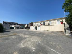 ein leerer Parkplatz vor einem Gebäude in der Unterkunft Appartement 10pers. à Vallères in Vallères + 15 Fotos