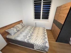 Rúm í herbergi á Apartman Maša