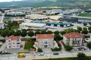 una vista aerea di una città con edifici e automobili di Apartment Madonna a Dugopolje (Dugopoglie)