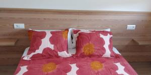 CarucedoにあるApartamentos Turísticos Magencioのベッド(赤と白の枕付)