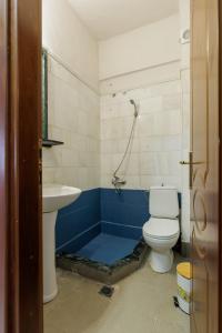 een badkamer met een toilet en een wastafel bij Marele Hills Boutique Apartments in Nea Fokea