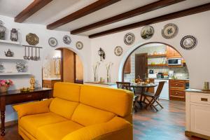 Η κουζίνα ή μικρή κουζίνα στο New! Villa Ses Rodes, Pool, Wifi, Bbq, Jacuzzi, Air-Conditioning 2025