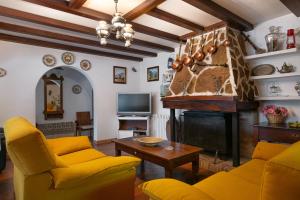Μια τηλεόραση ή/και κέντρο ψυχαγωγίας στο New! Villa Ses Rodes, Pool, Wifi, Bbq, Jacuzzi, Air-Conditioning 2025