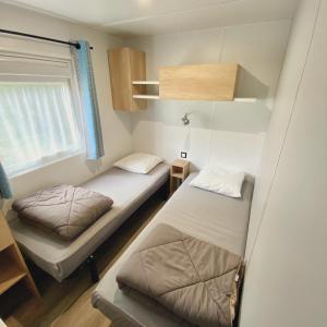 En eller flere senge i et værelse på Domaine Les Acacias