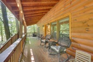 Φωτογραφία από το άλμπουμ του Riverfront Ellijay Cabin with Deck and Pool Access! σε Ellijay