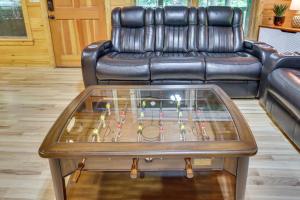 Φωτογραφία από το άλμπουμ του Riverfront Ellijay Cabin with Deck and Pool Access! σε Ellijay