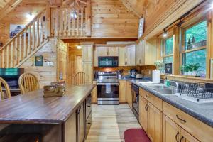 Kuchyň nebo kuchyňský kout v ubytování Riverfront Ellijay Cabin with Deck and Pool Access!