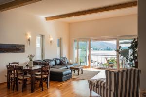 un soggiorno con un divano e un tavolo di Seeapartment Da Leopoldo II a Velden am Wörthersee