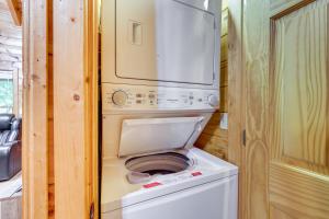 Η κουζίνα ή μικρή κουζίνα στο Riverfront Ellijay Cabin with Deck and Pool Access!