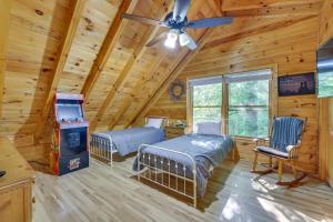 Postel nebo postele na pokoji v ubytování Riverfront Ellijay Cabin with Deck and Pool Access! + 30 fotografií