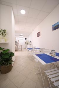 een kamer met tafels en stoelen in een kamer bij A casa di Angela B&B in Praia a Mare
