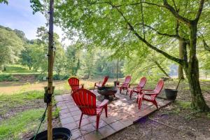Κήπος έξω από το Riverfront Ellijay Cabin with Deck and Pool Access!