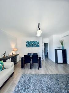 sala de estar con sofá y mesa con sillas en Apartamento familiar Praia Barra, en Praia da Barra